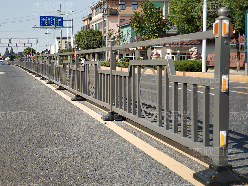 道路護(hù)欄生產(chǎn)廠家如何選擇？